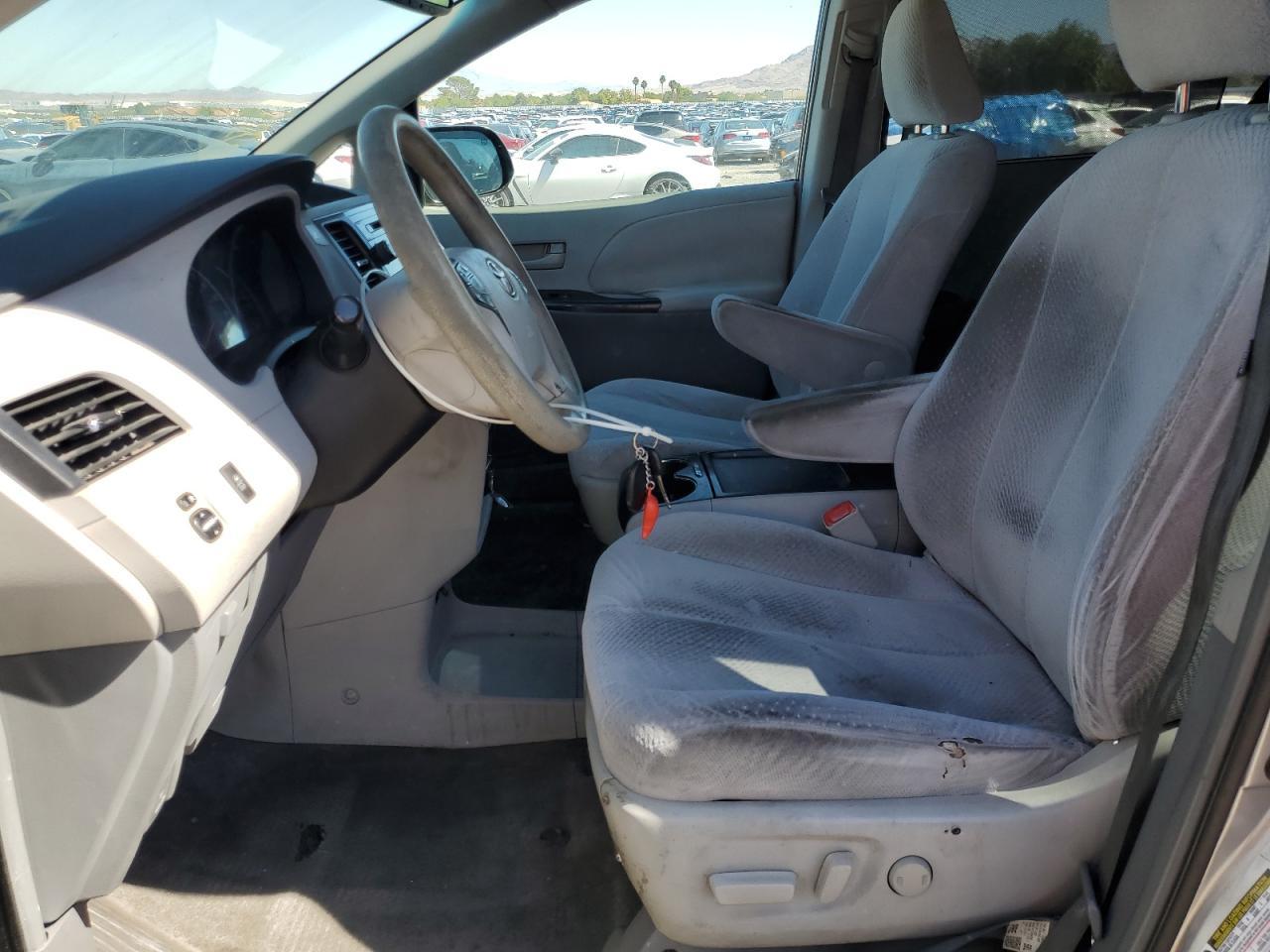 2011 TOYOTA SIENNA