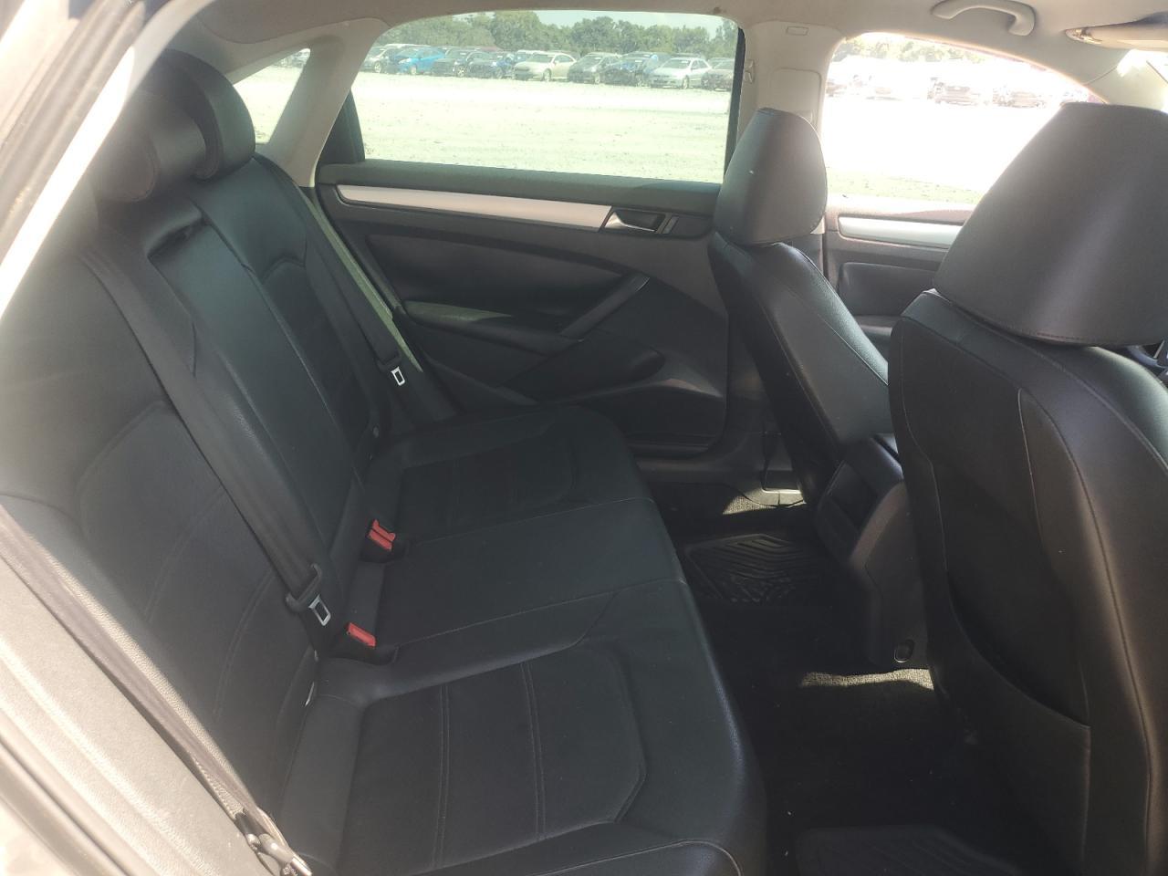 2012 VOLKSWAGEN Passat