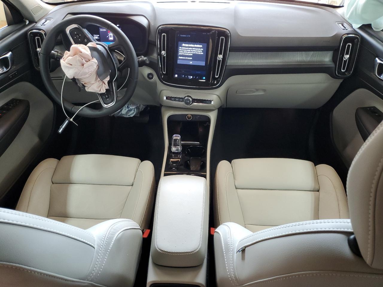 2024 VOLVO XC40