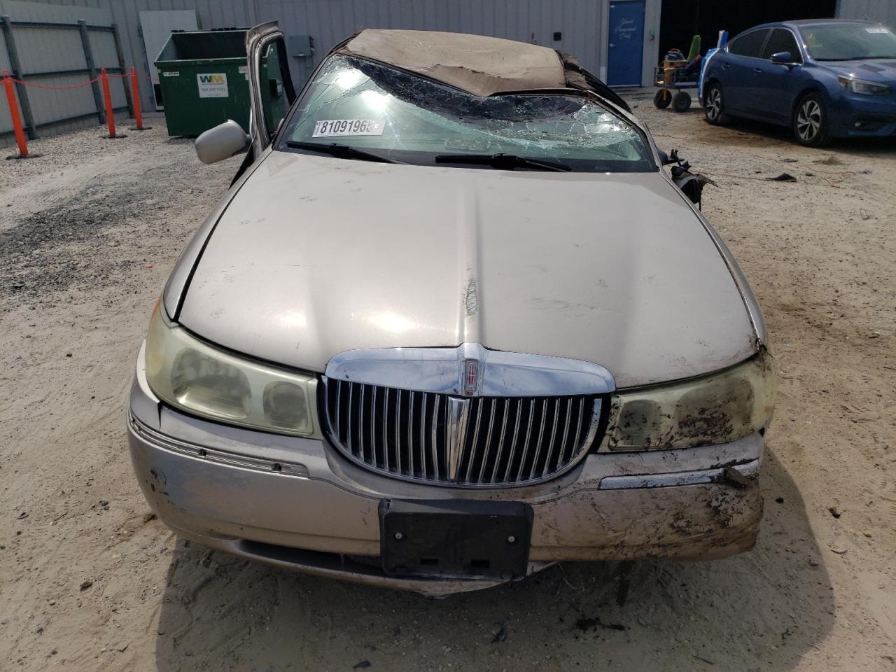 2002 LINCOLN Town Car