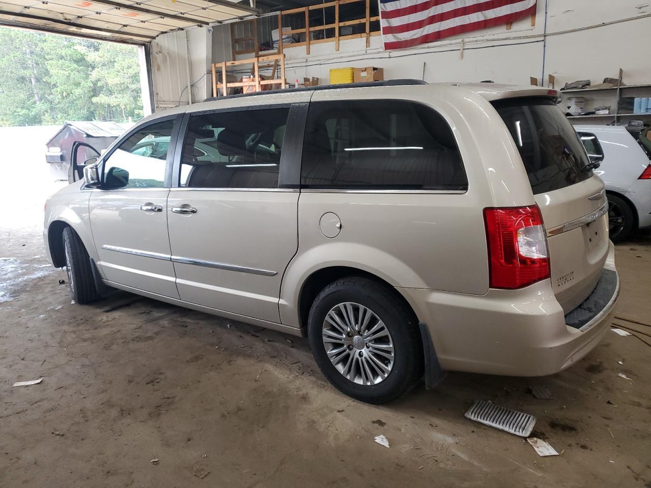2013 CHRYSLER Town & Country