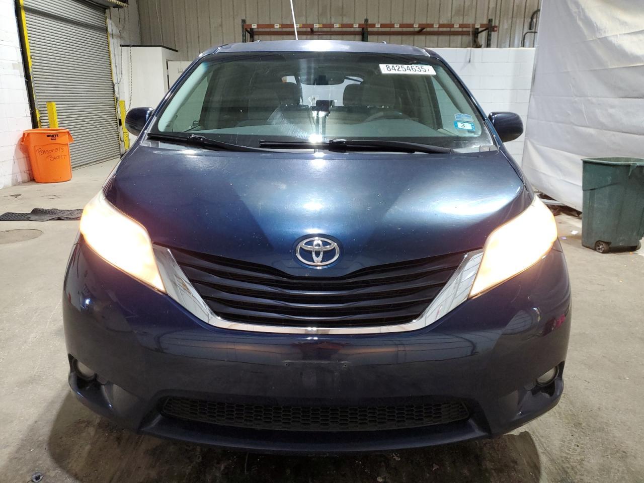 2011 TOYOTA SIENNA