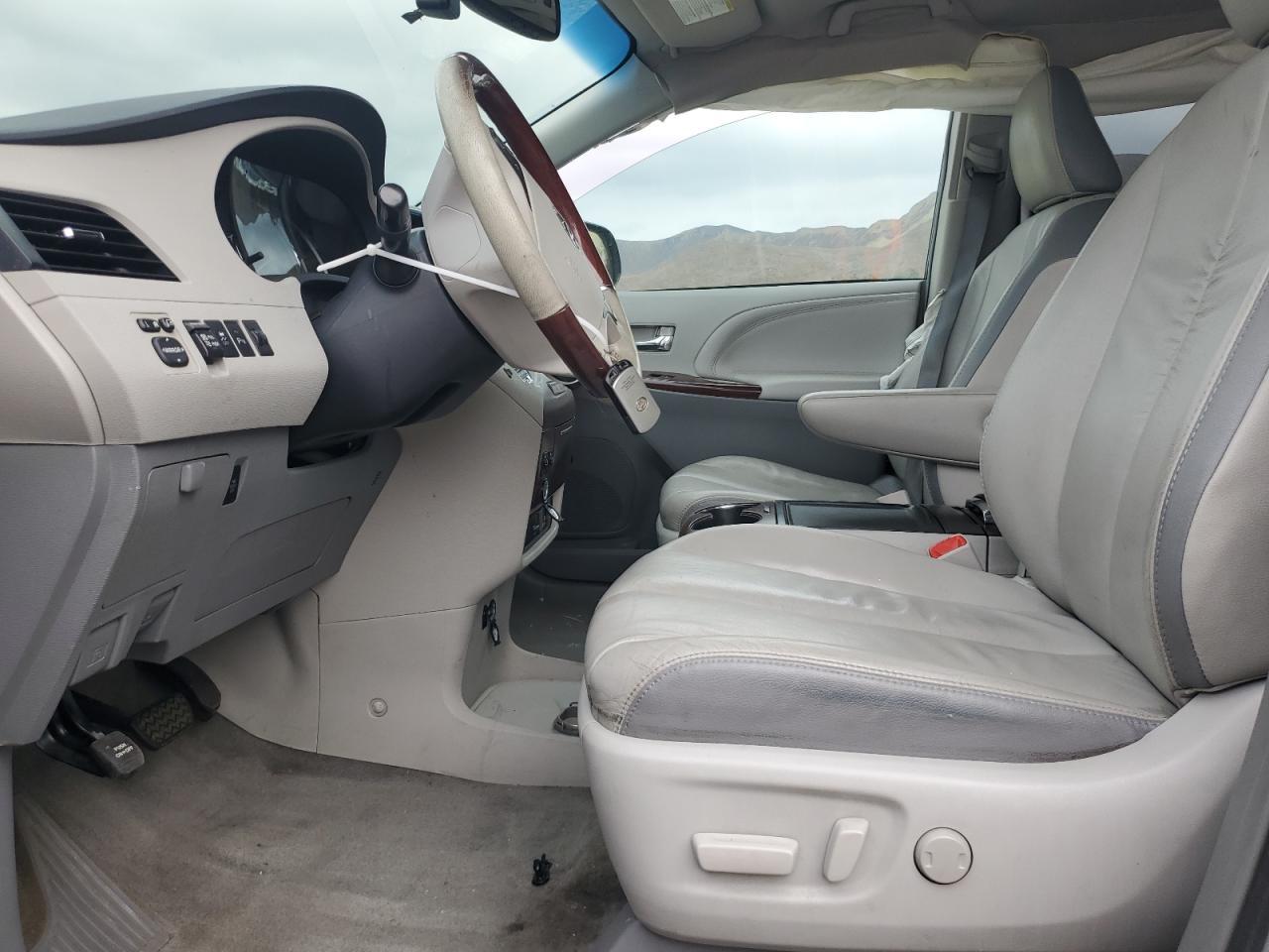 2012 TOYOTA SIENNA