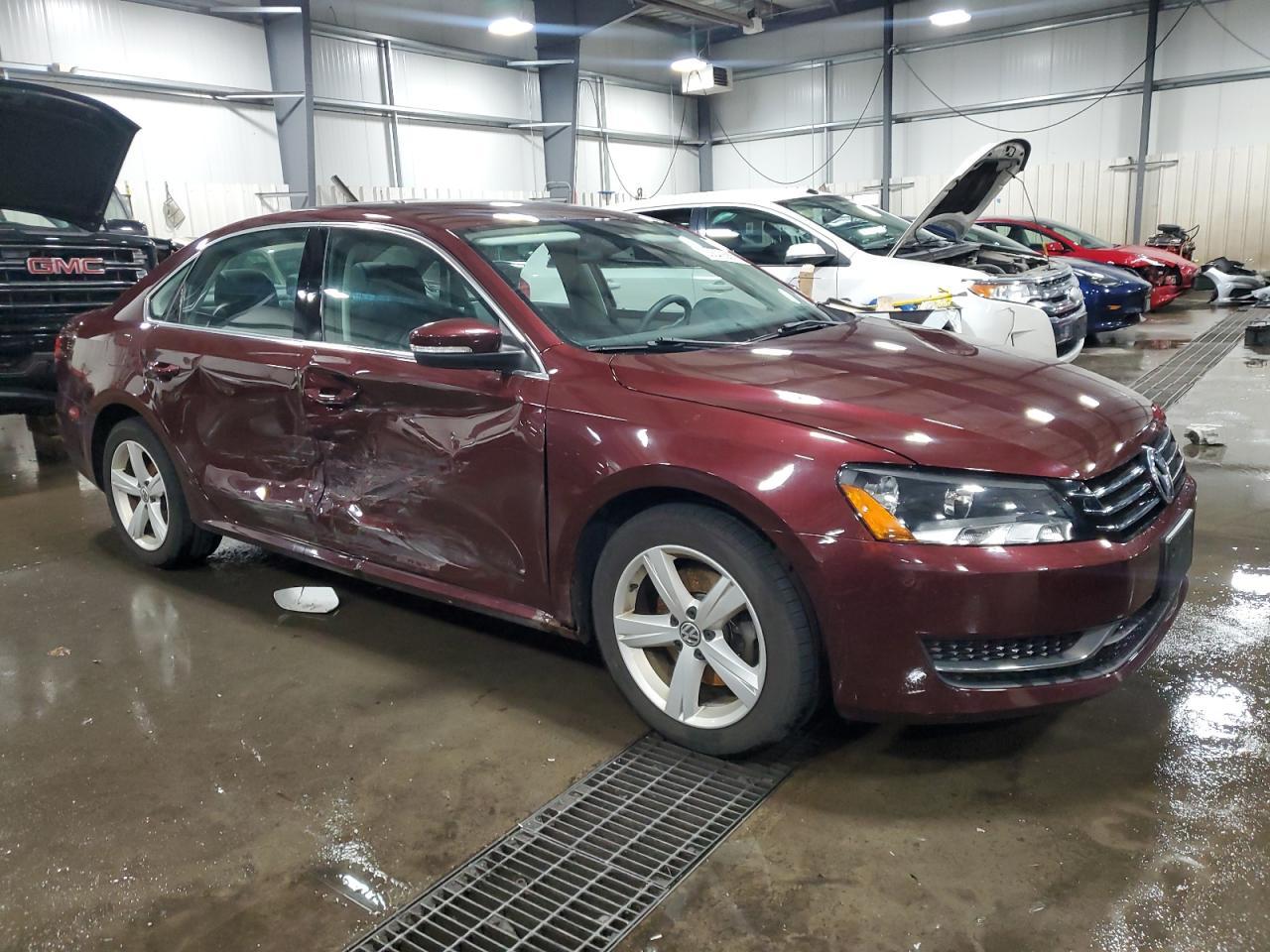 2013 VOLKSWAGEN Passat