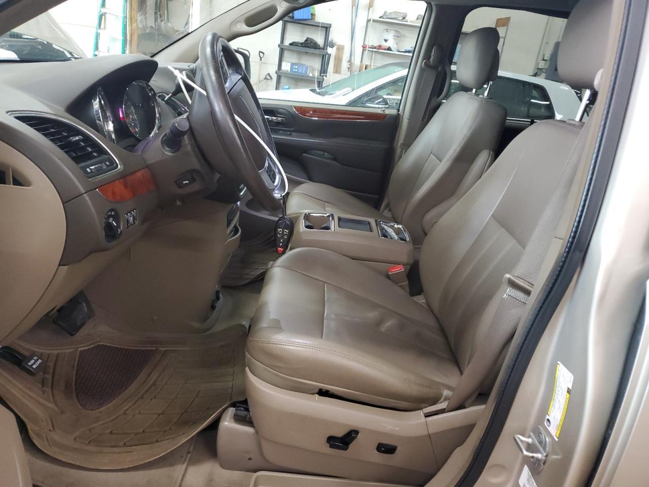 2013 CHRYSLER Town & Country