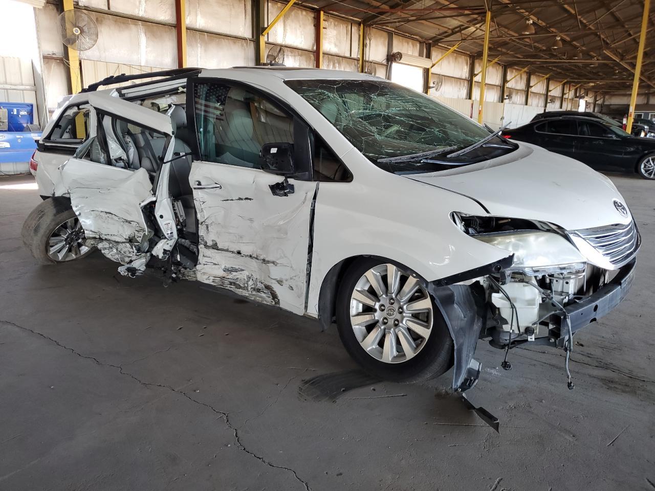 2011 TOYOTA SIENNA