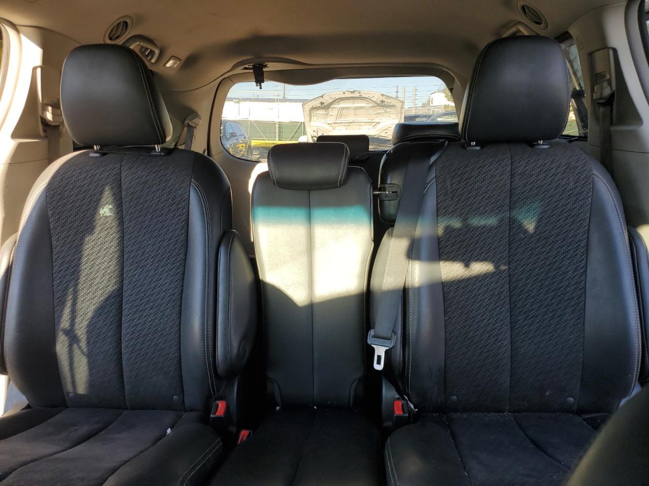 2011 TOYOTA SIENNA