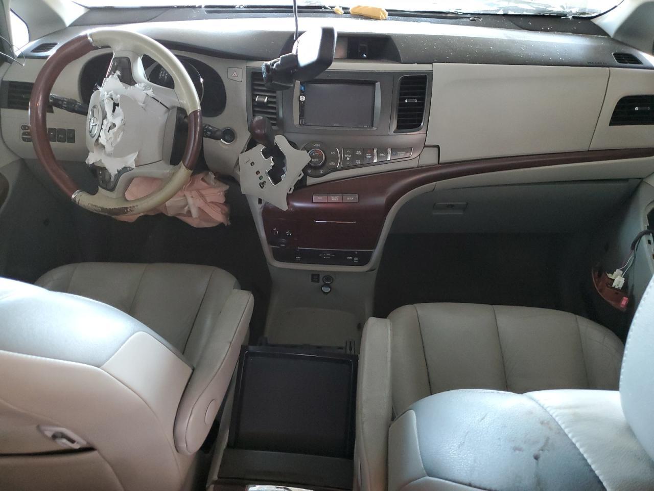 2011 TOYOTA SIENNA