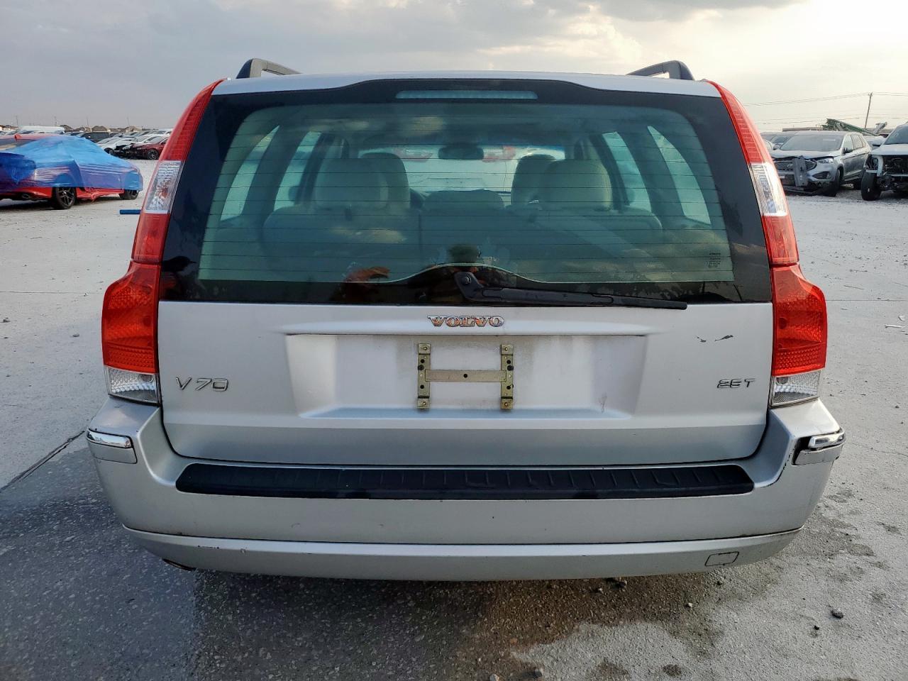 2005 VOLVO V70