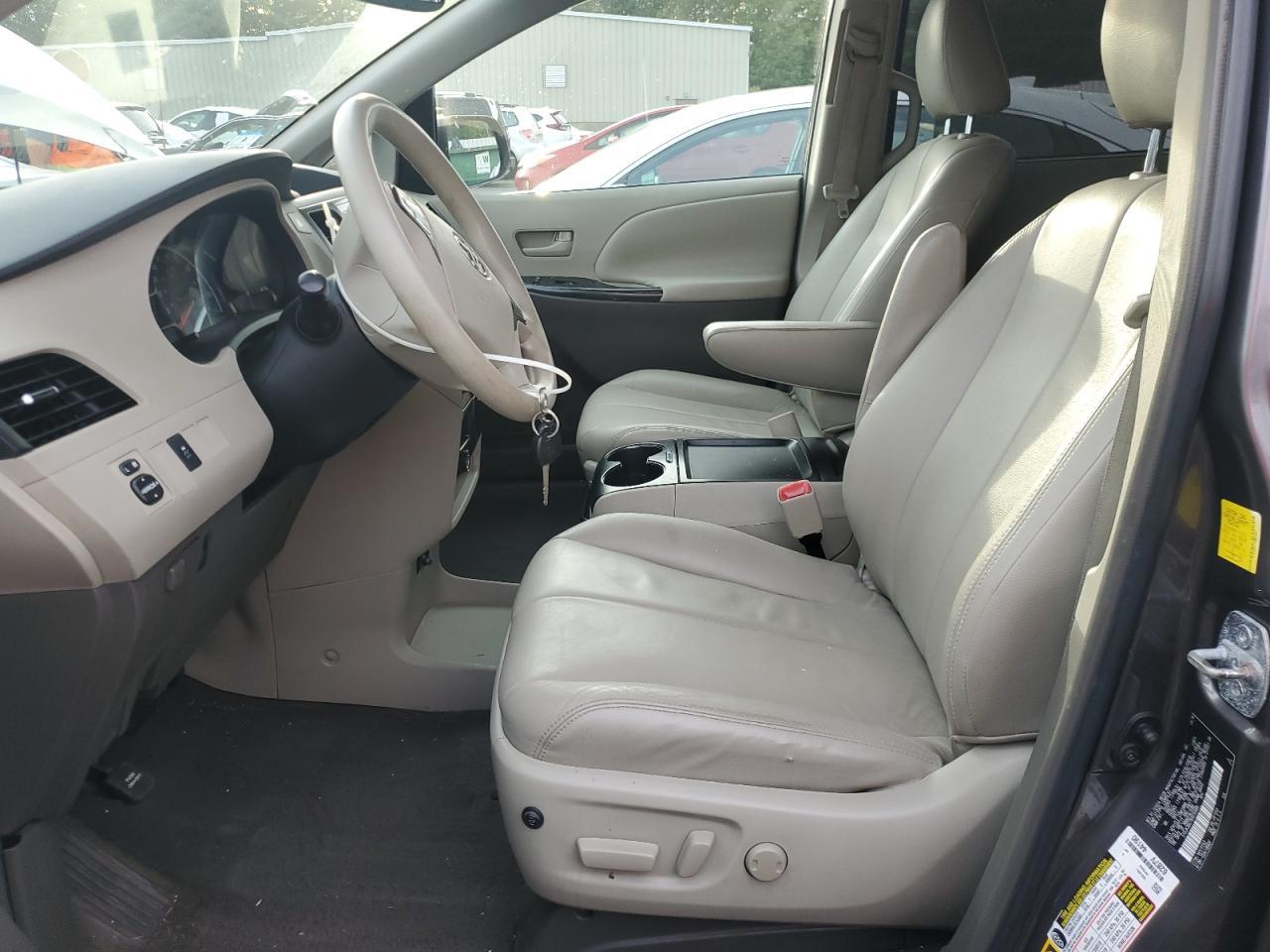 2011 TOYOTA SIENNA
