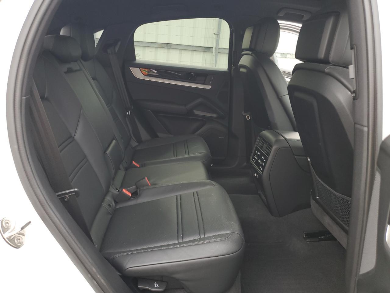 2024 PORSCHE CAYENNE