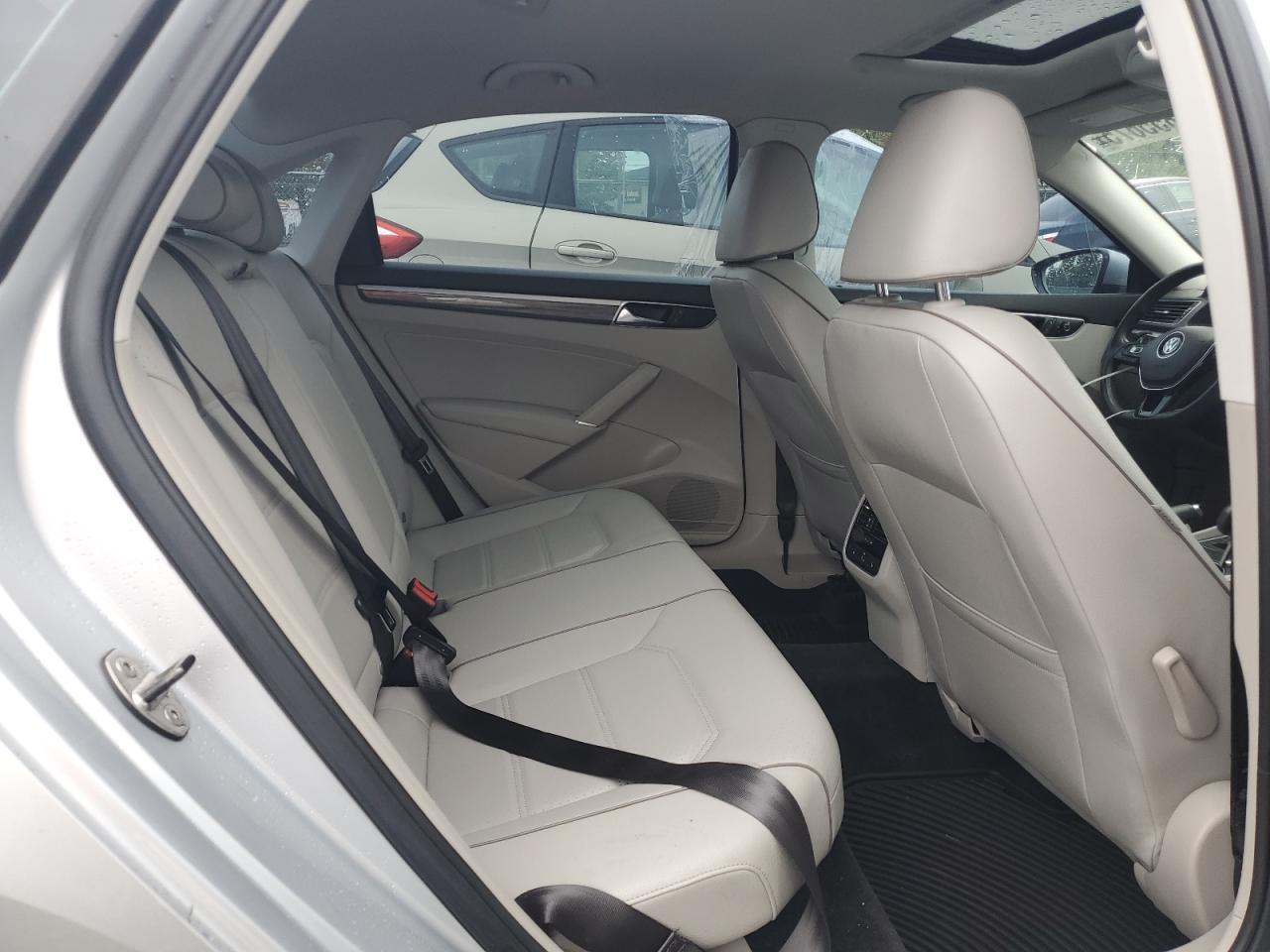 2017 VOLKSWAGEN Passat
