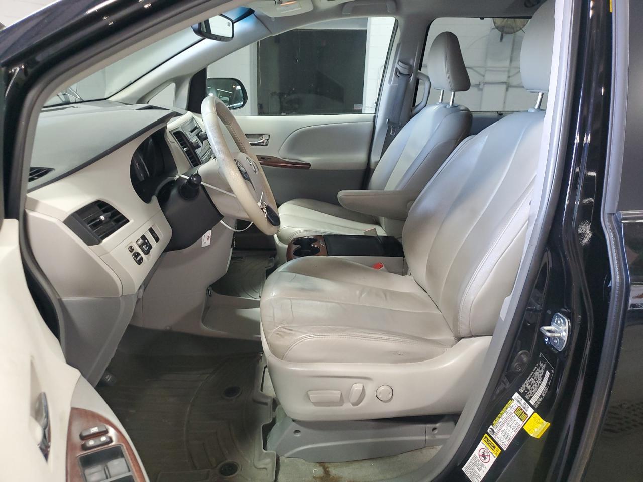 2014 TOYOTA SIENNA