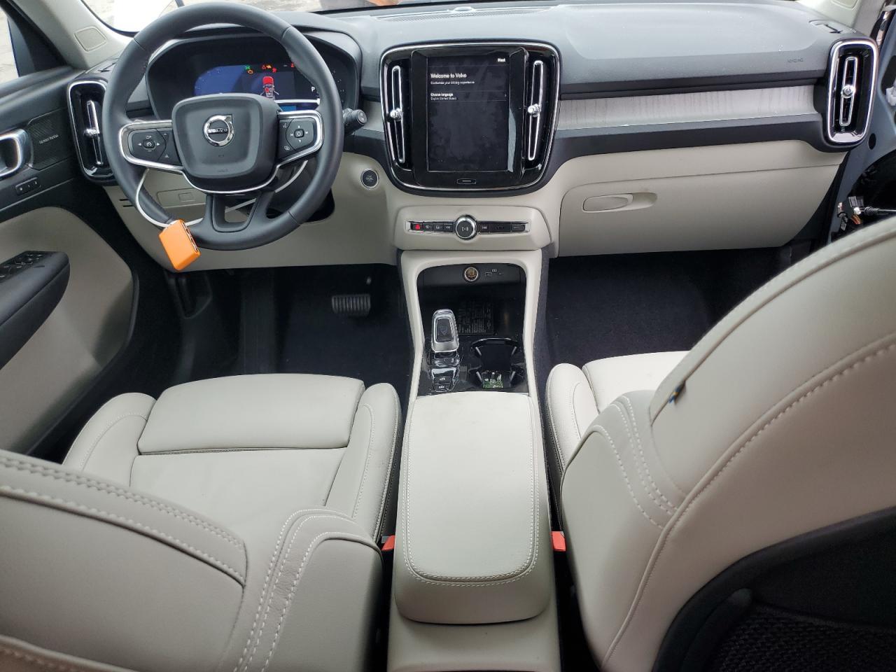 2025 VOLVO XC40