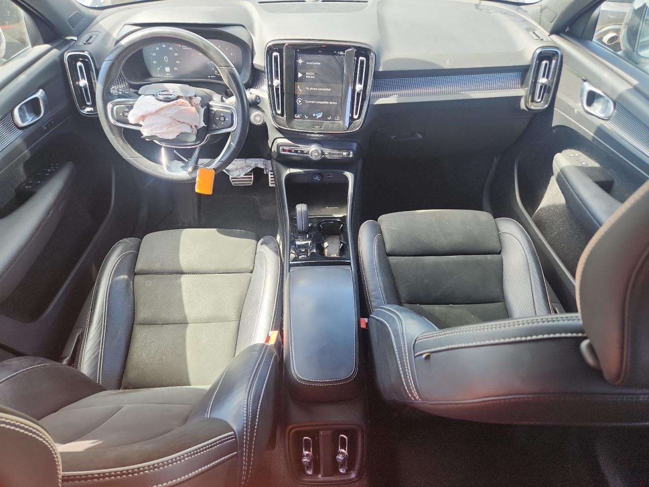 2021 VOLVO XC40