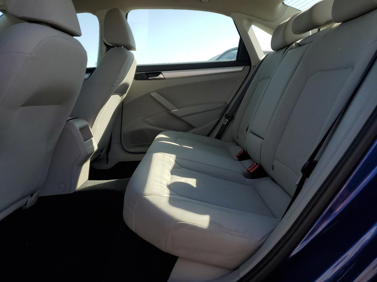 2016 VOLKSWAGEN Passat