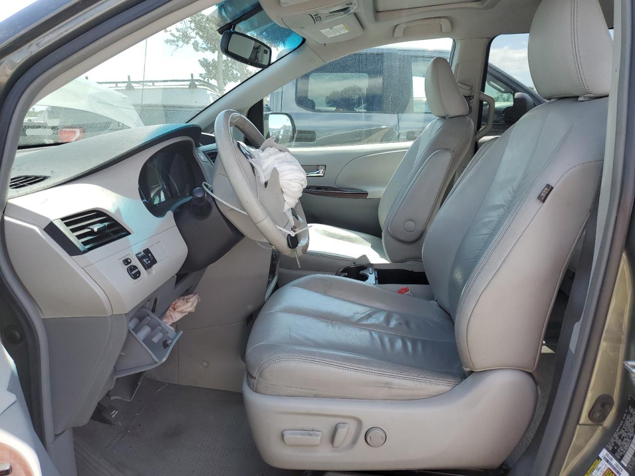 2011 TOYOTA SIENNA