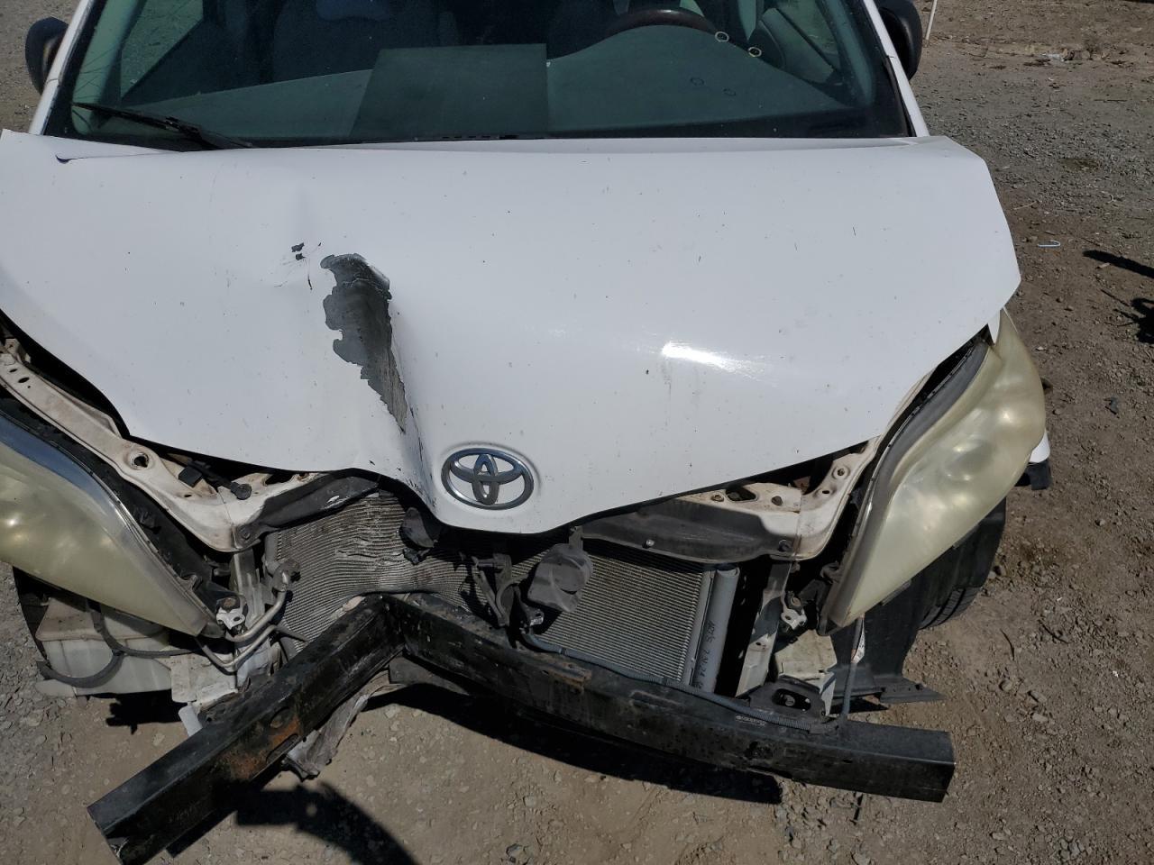 2014 TOYOTA SIENNA