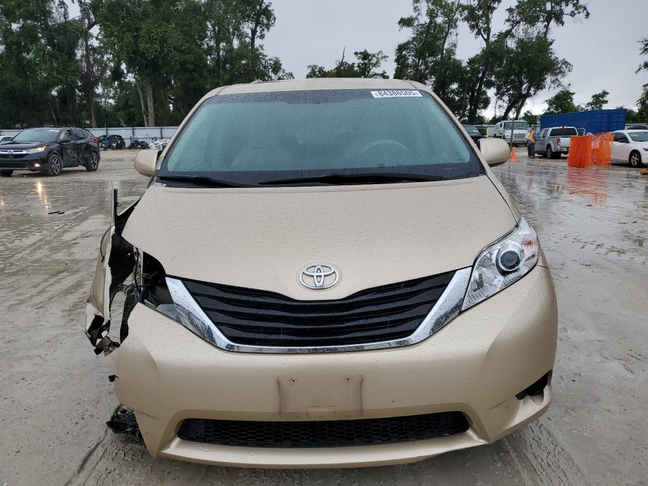 2011 TOYOTA SIENNA