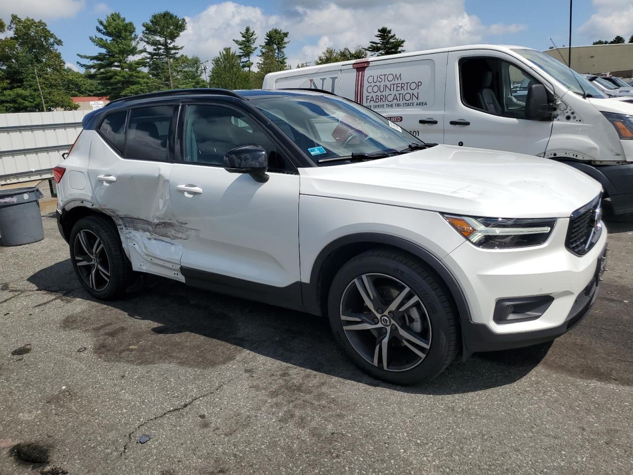 2021 VOLVO XC40