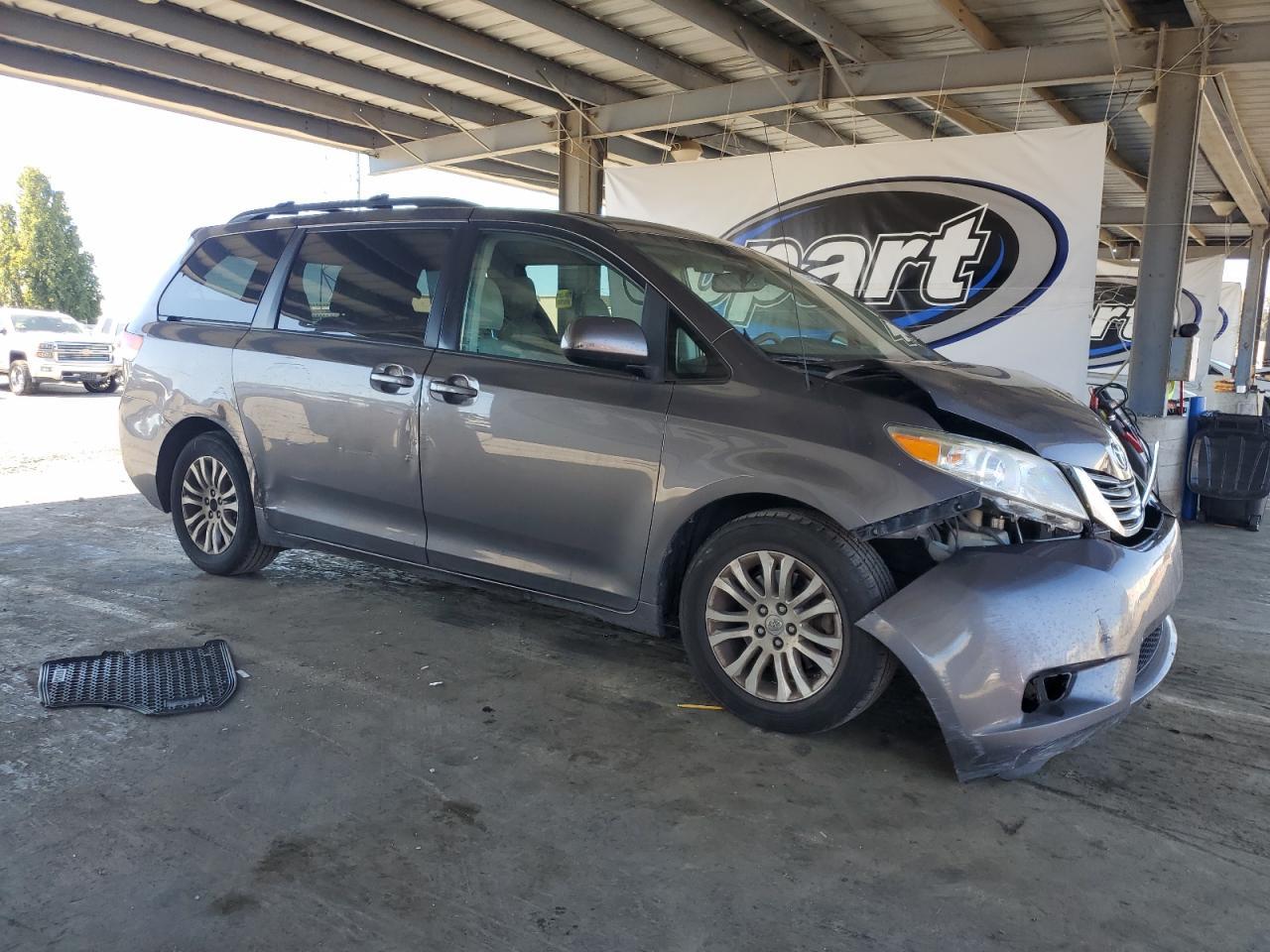 2012 TOYOTA SIENNA