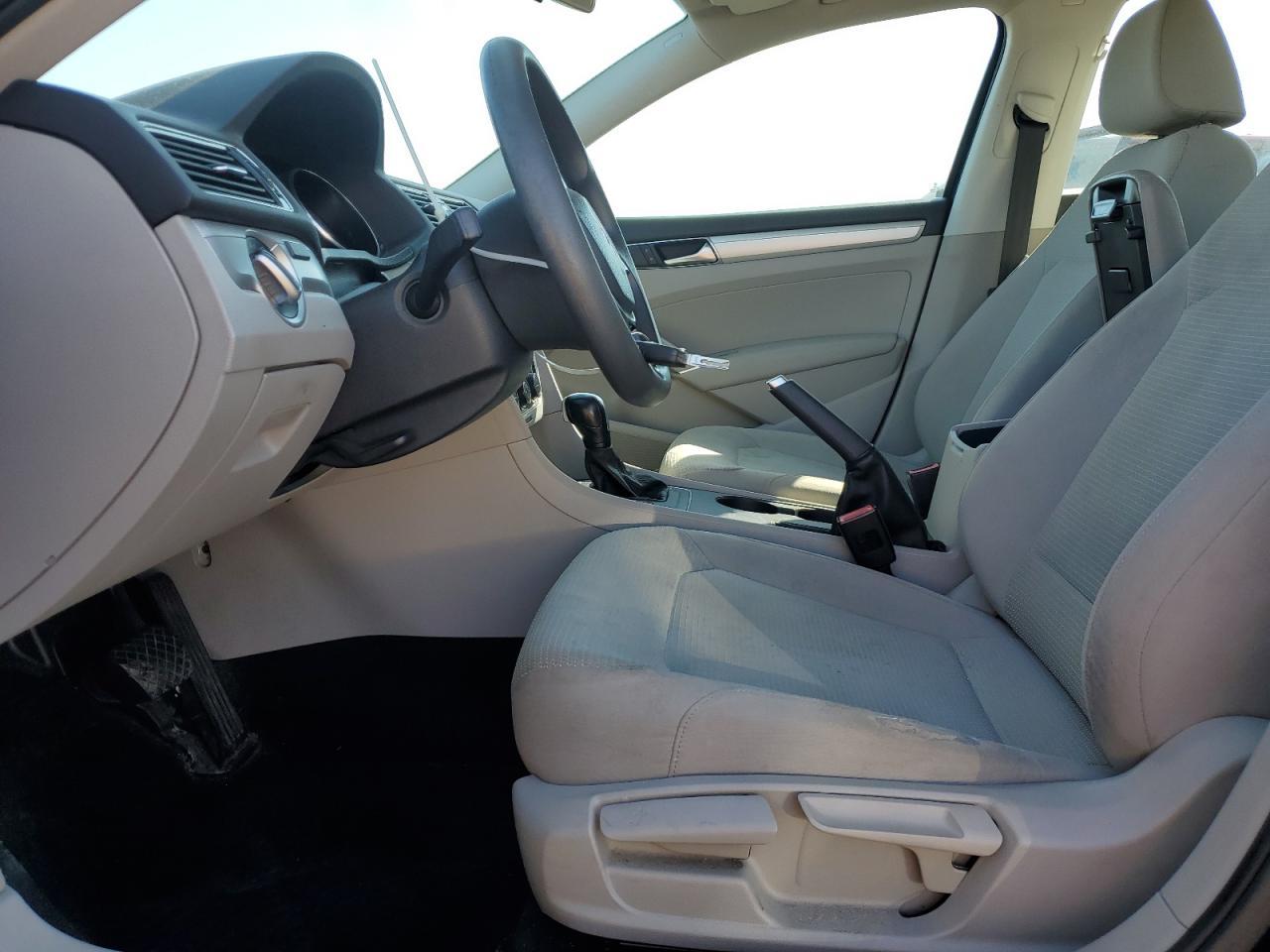 2016 VOLKSWAGEN Passat