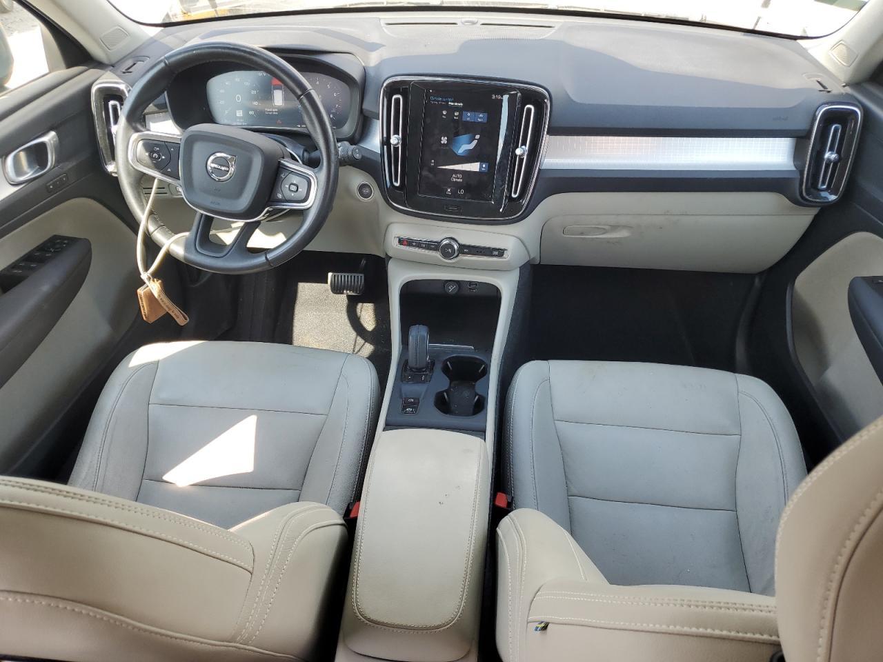 2021 VOLVO XC40
