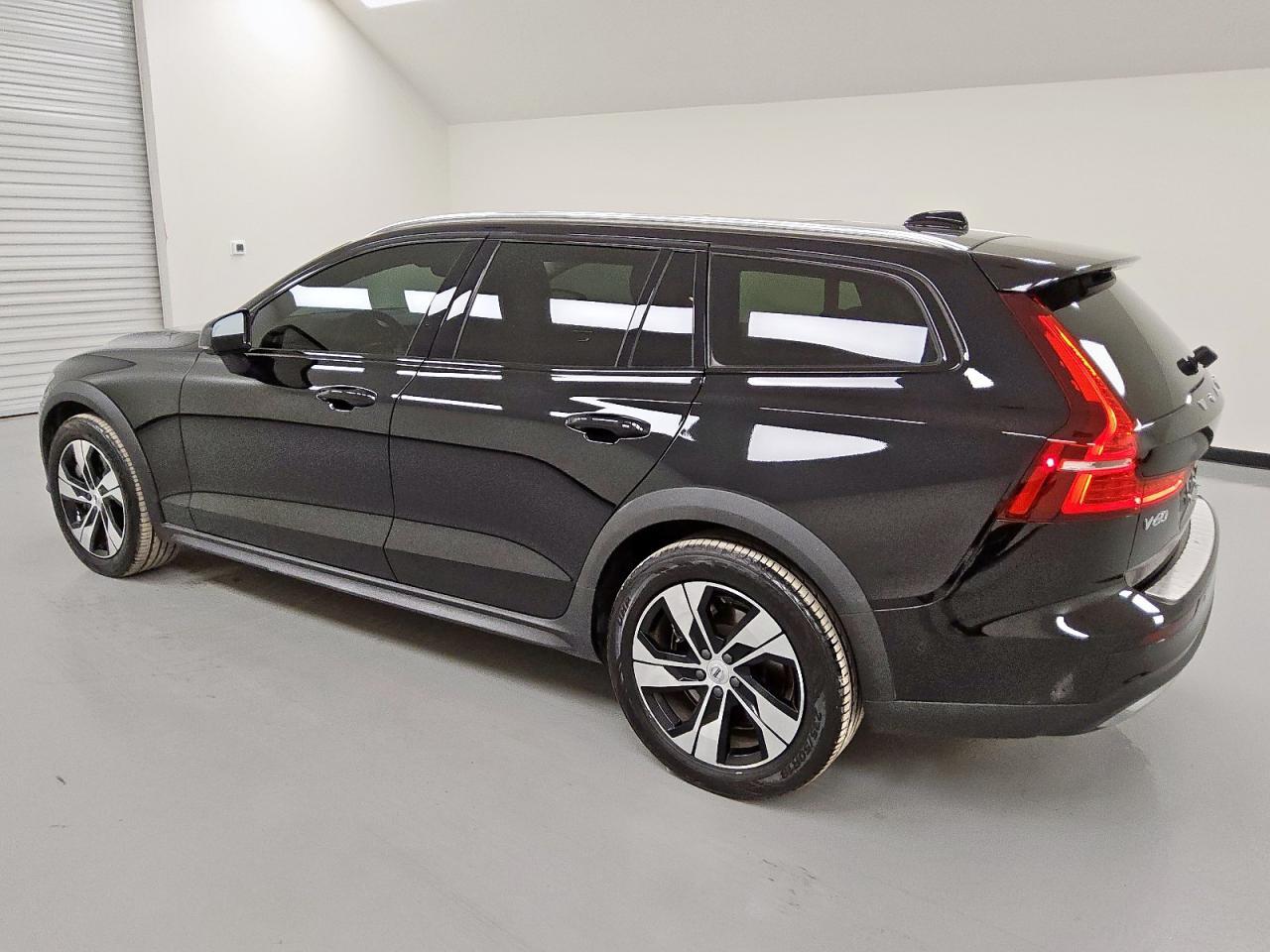 2025 VOLVO V60 Cross Country