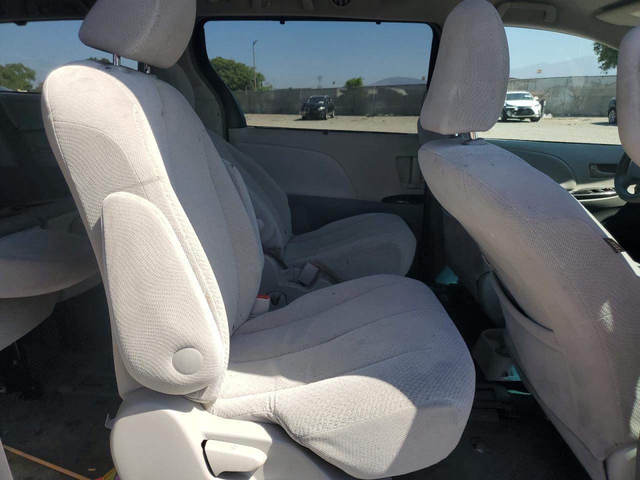2011 TOYOTA SIENNA