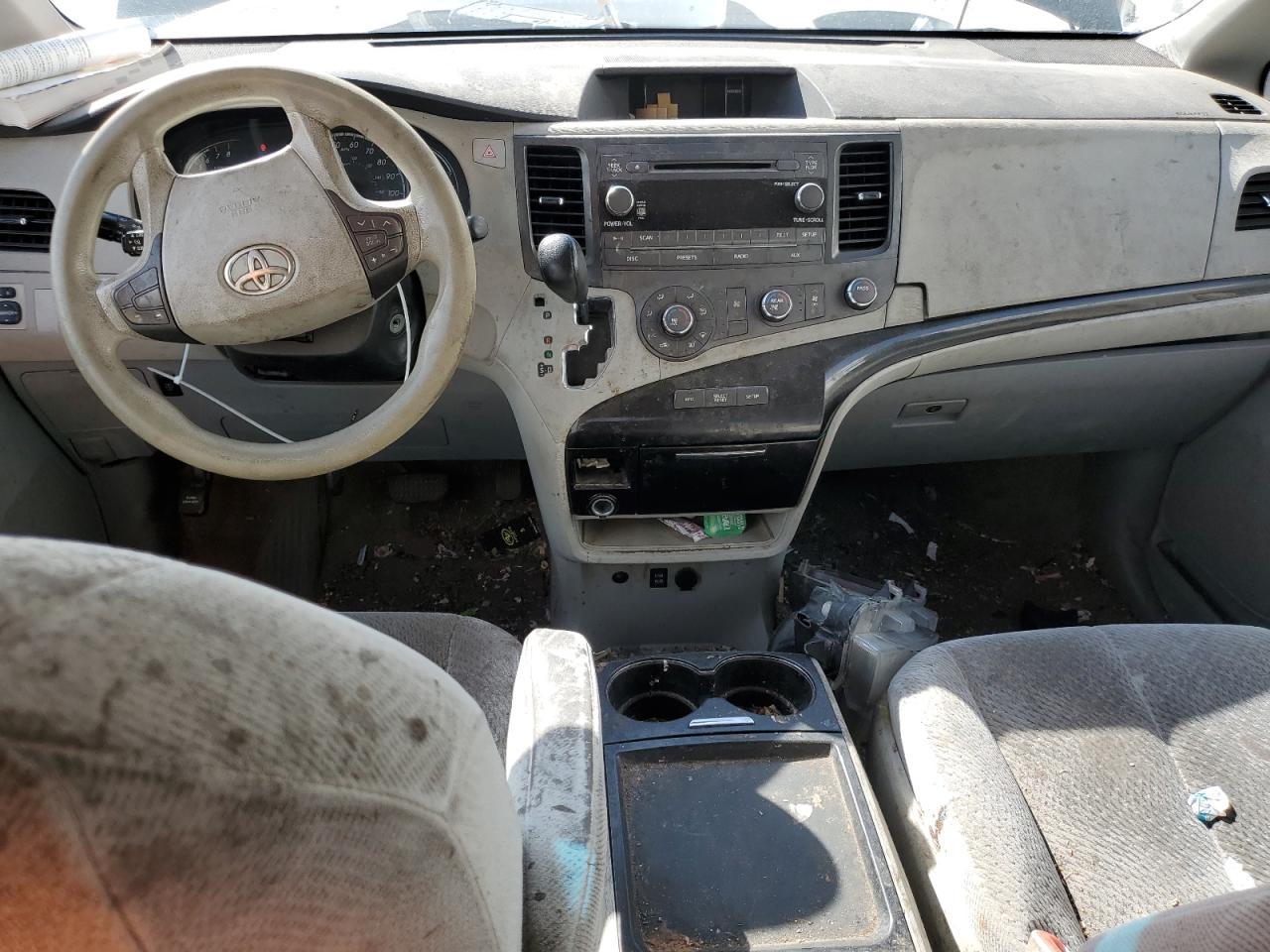 2011 TOYOTA SIENNA