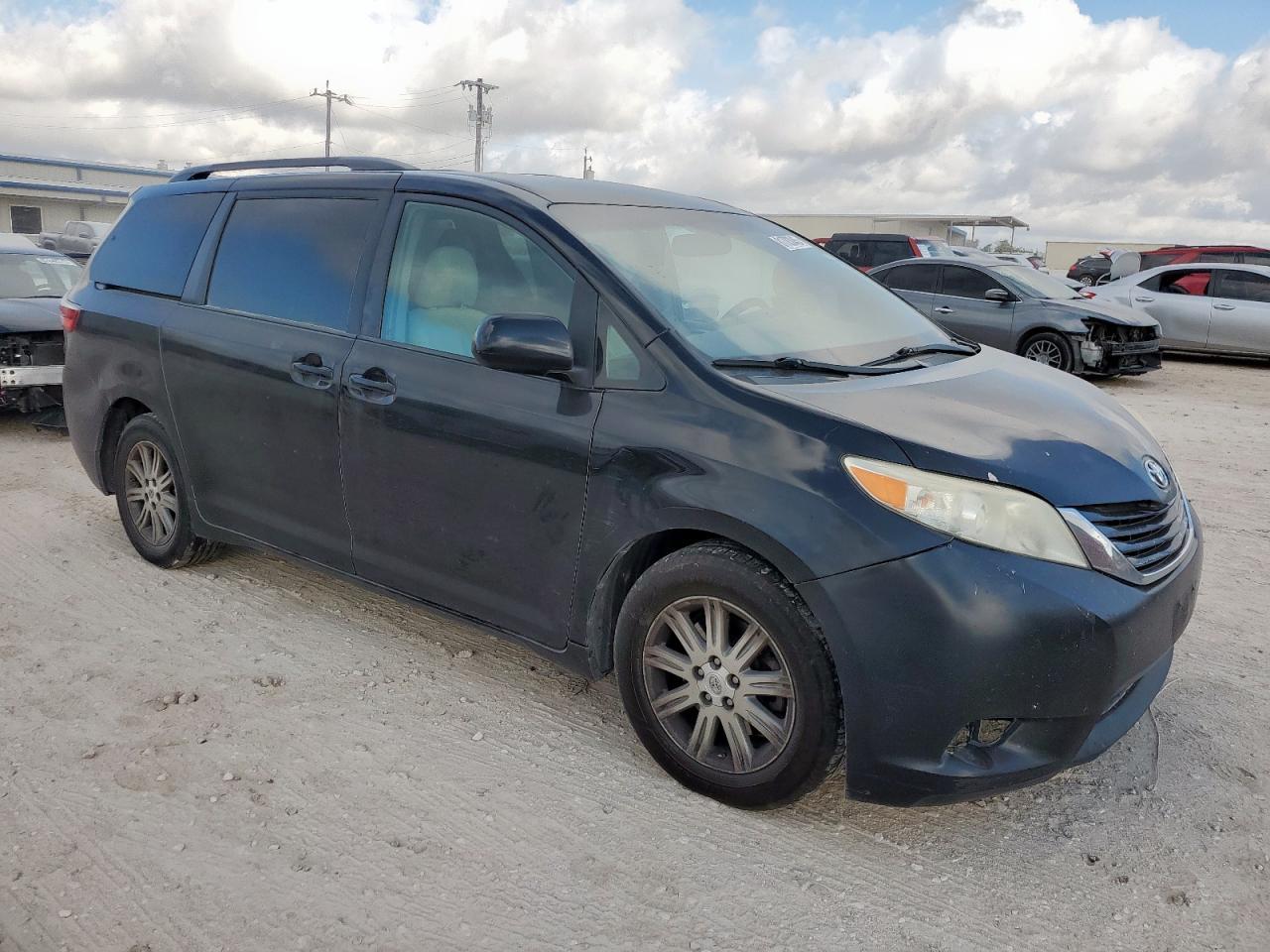 2015 TOYOTA SIENNA