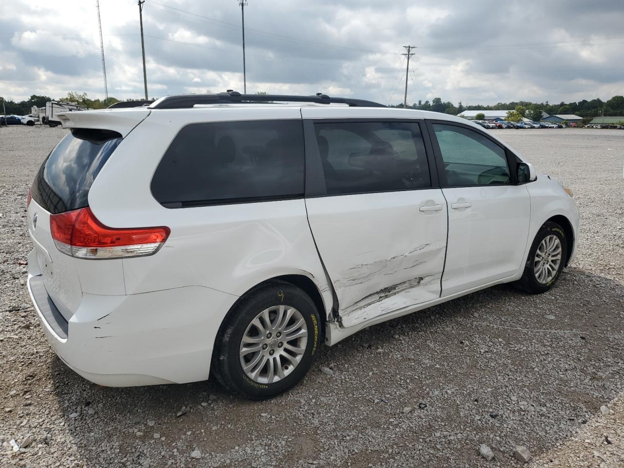 2012 TOYOTA SIENNA
