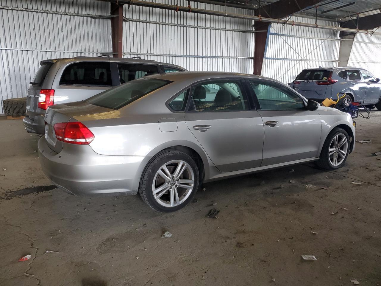 2012 VOLKSWAGEN Passat