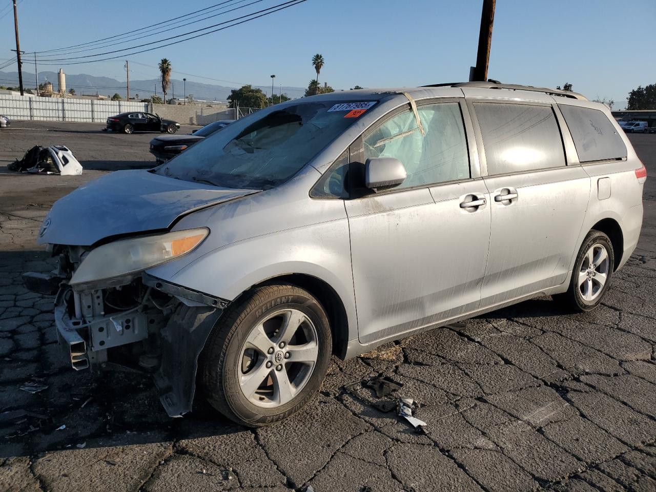 2011 TOYOTA SIENNA