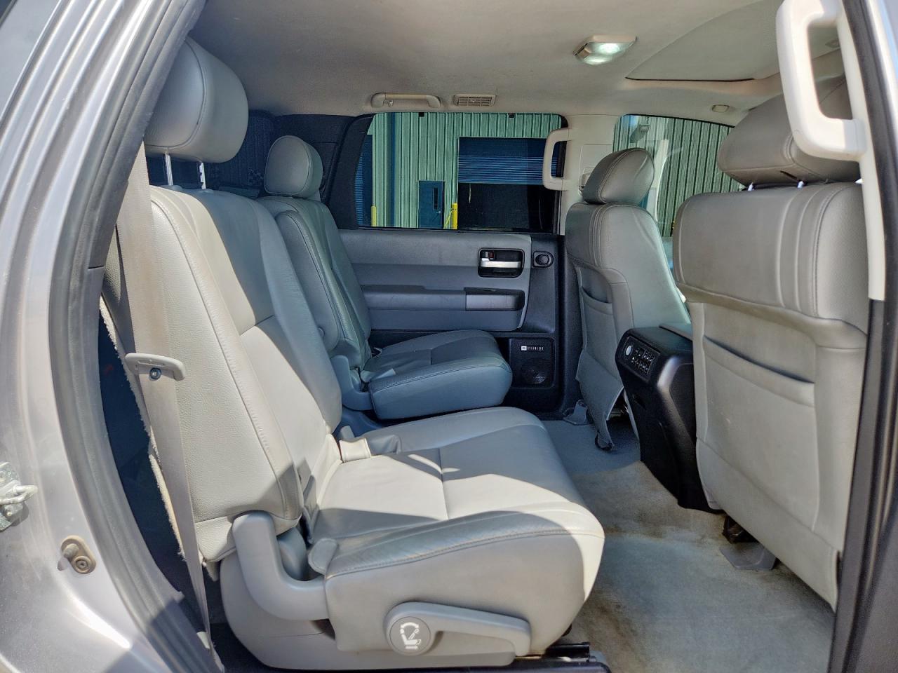 2010 TOYOTA Sequoia