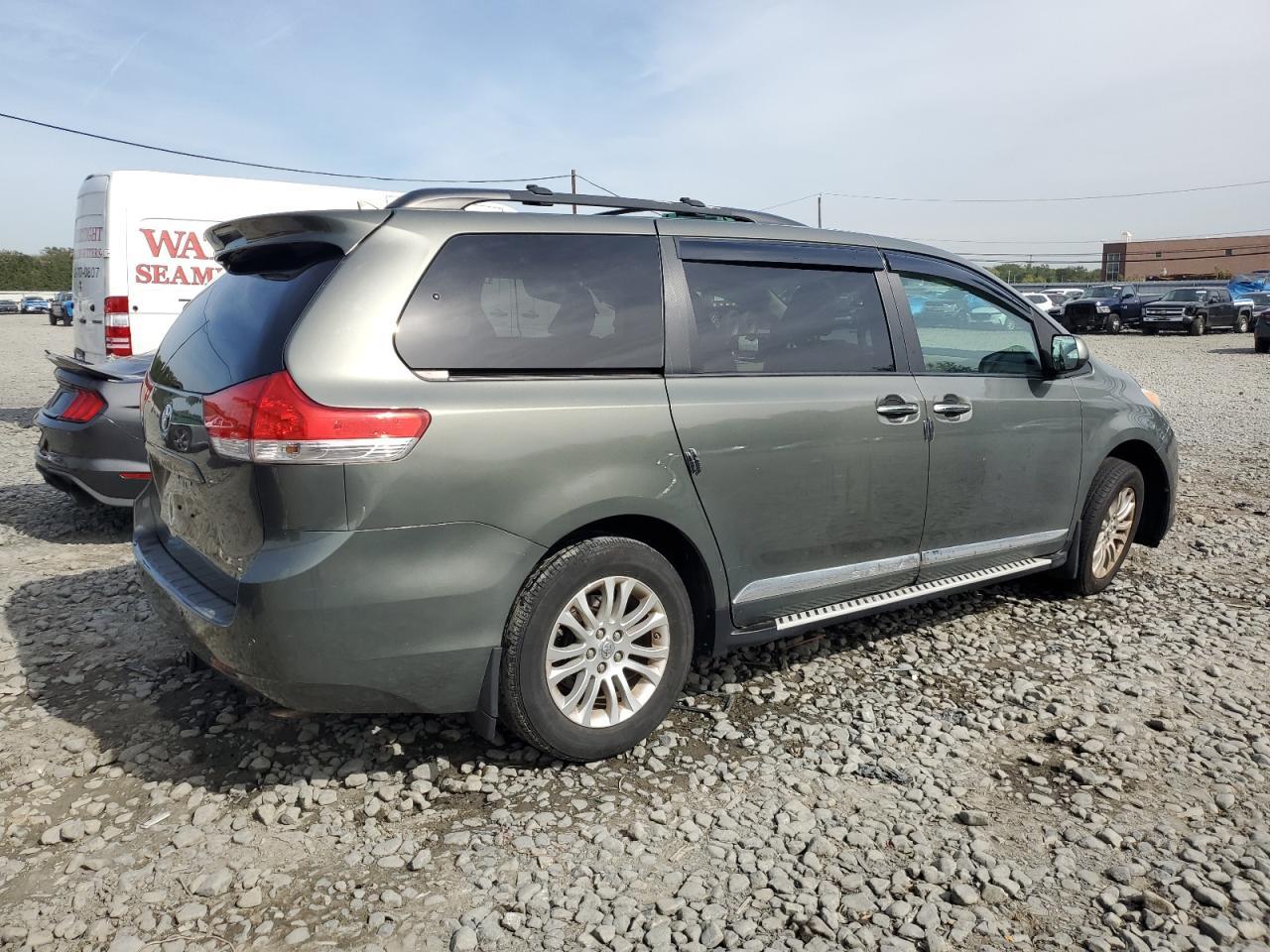 2011 TOYOTA SIENNA