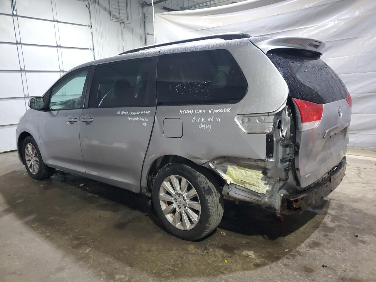 2011 TOYOTA SIENNA