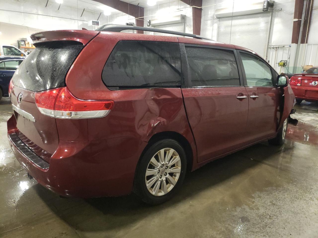 2012 TOYOTA SIENNA