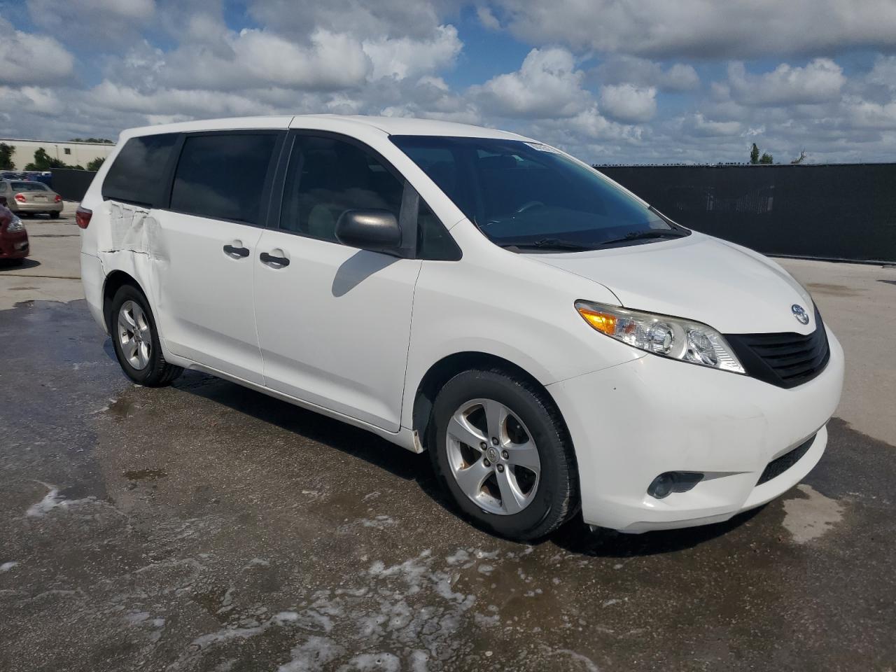 2016 TOYOTA SIENNA