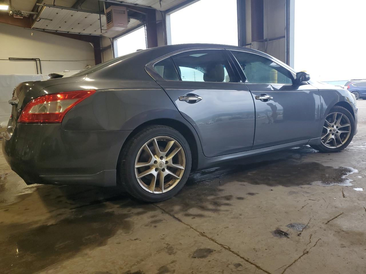 2010 NISSAN Maxima