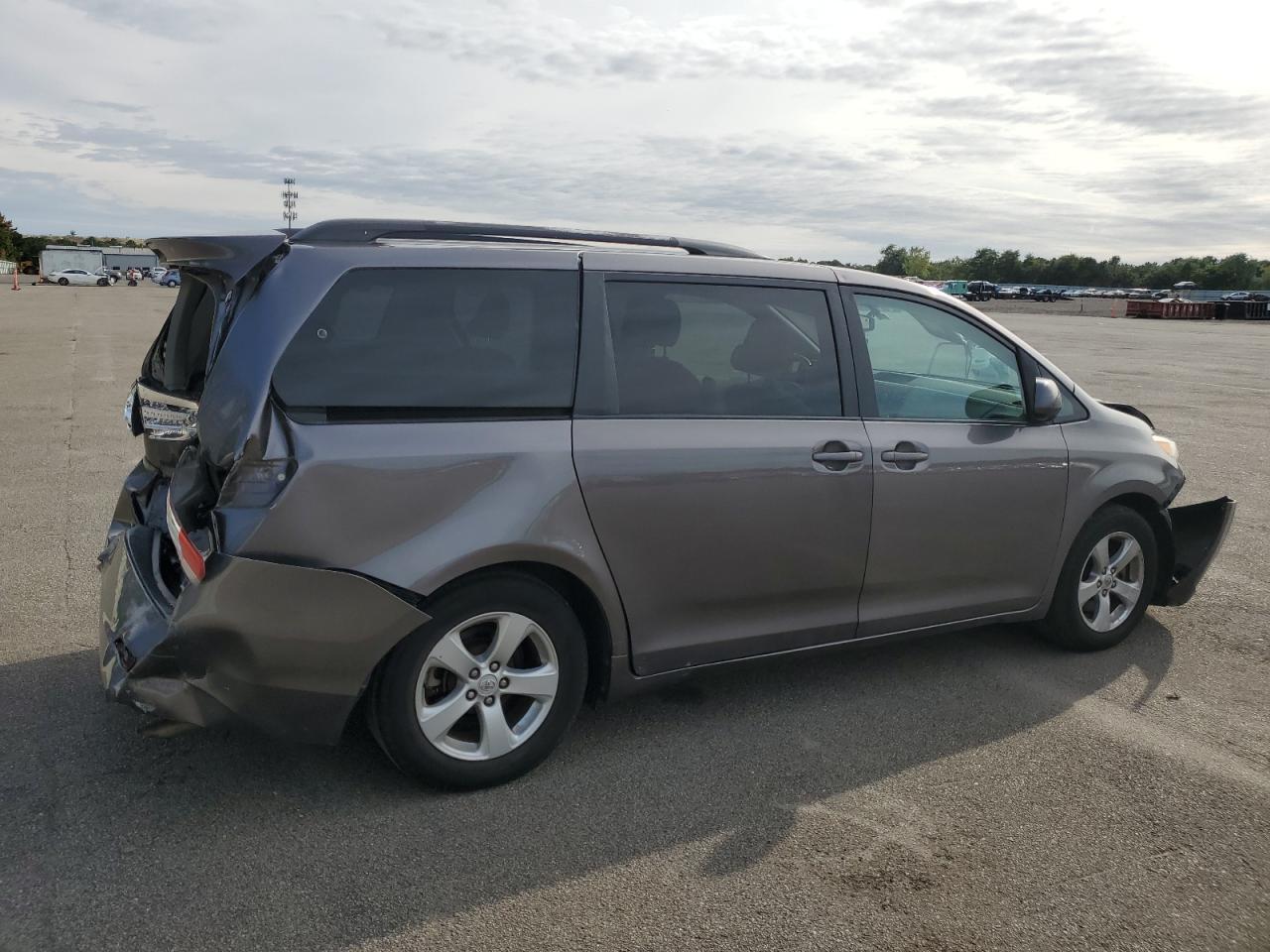 2011 TOYOTA SIENNA