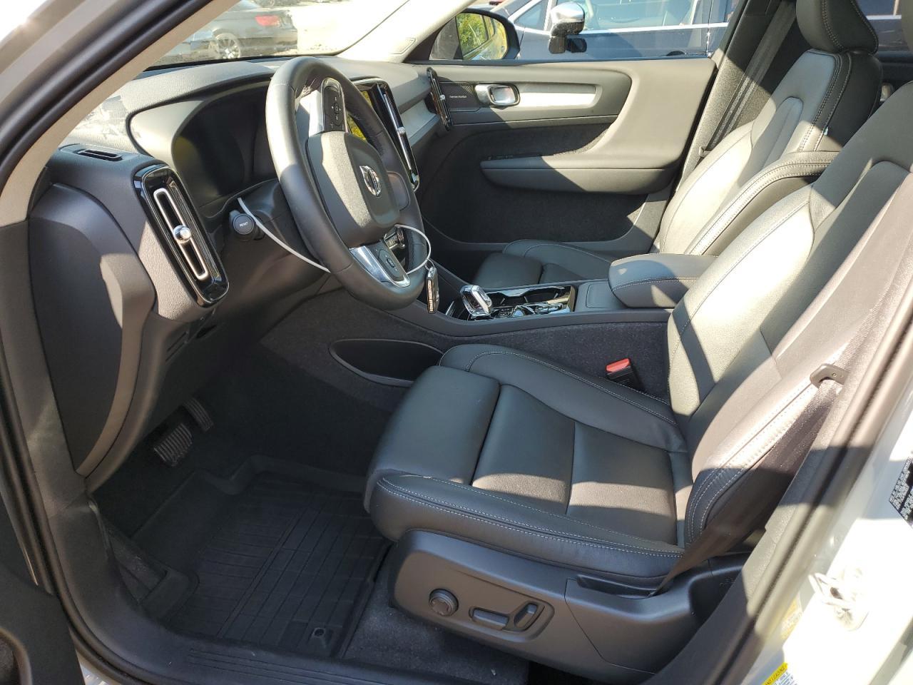 2024 VOLVO XC40