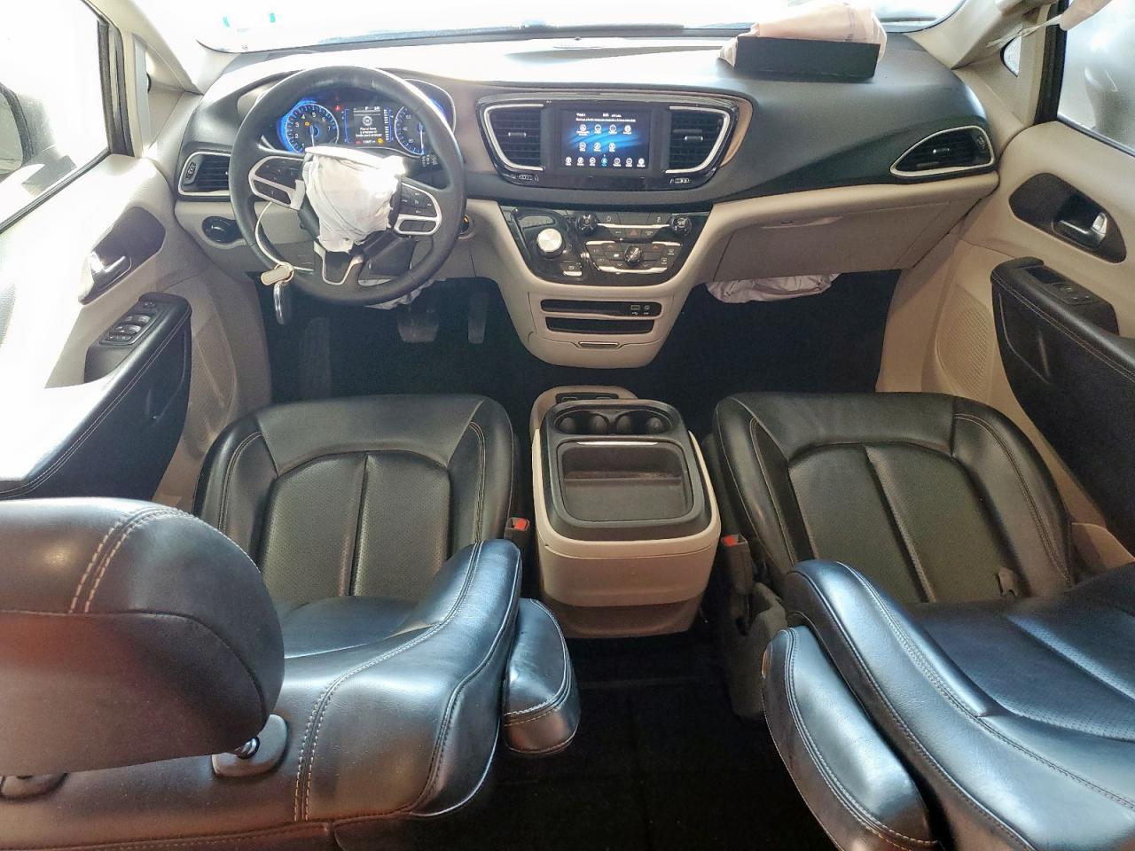 2020 CHRYSLER Voyager