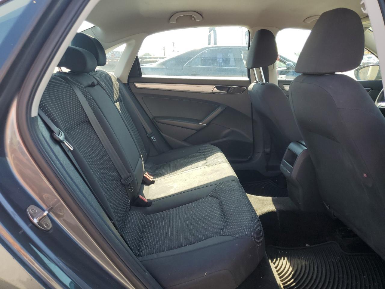 2016 VOLKSWAGEN Passat