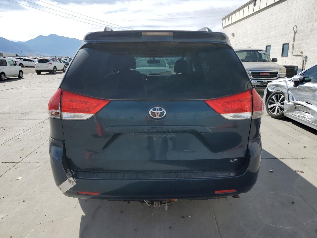 2011 TOYOTA SIENNA