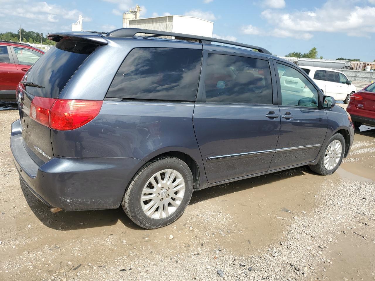 2010 TOYOTA SIENNA