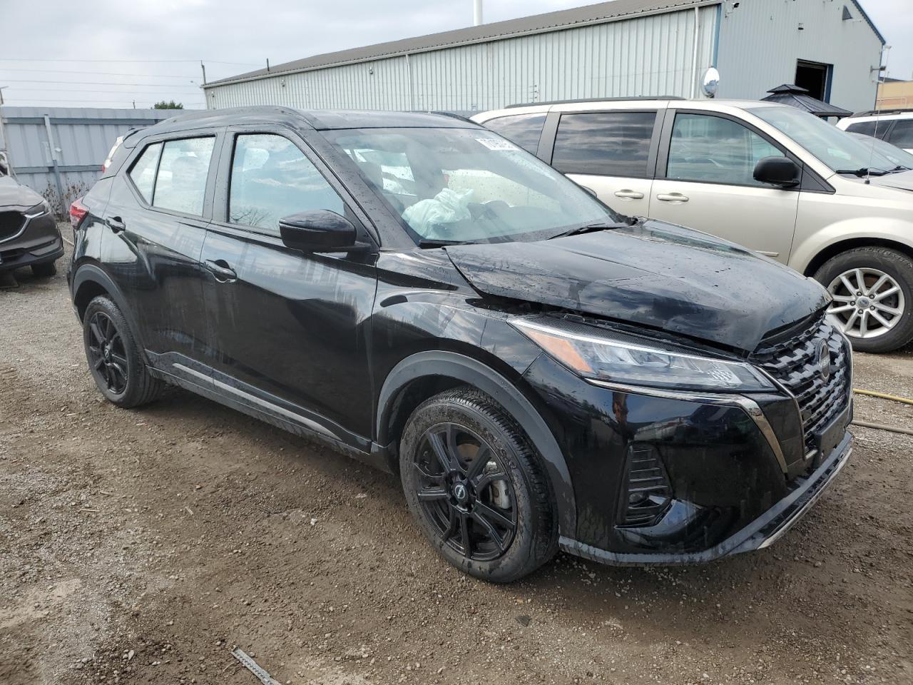 2024 NISSAN KICKS