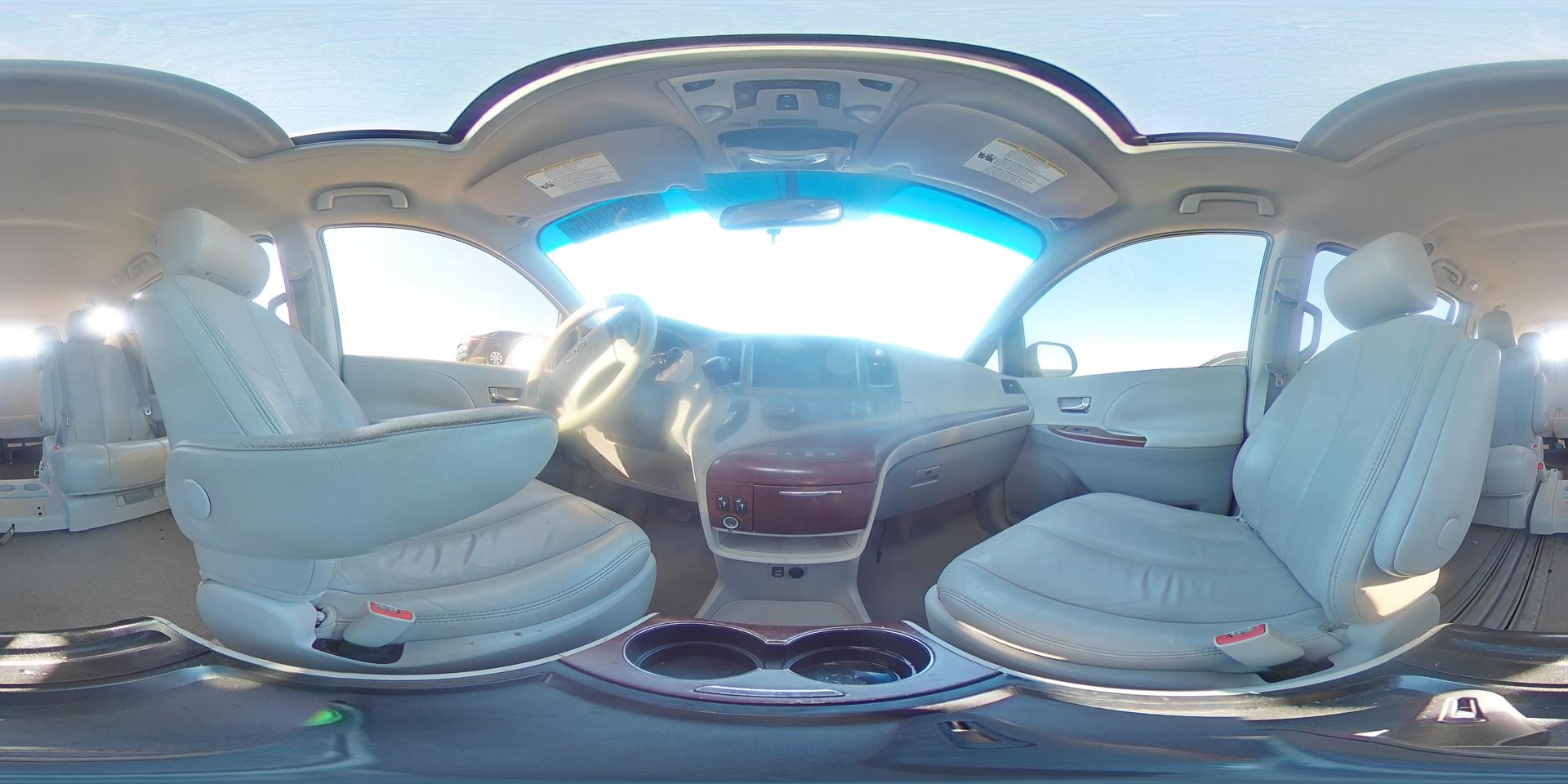2011 TOYOTA SIENNA