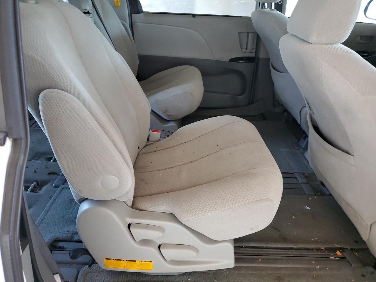 2011 TOYOTA SIENNA