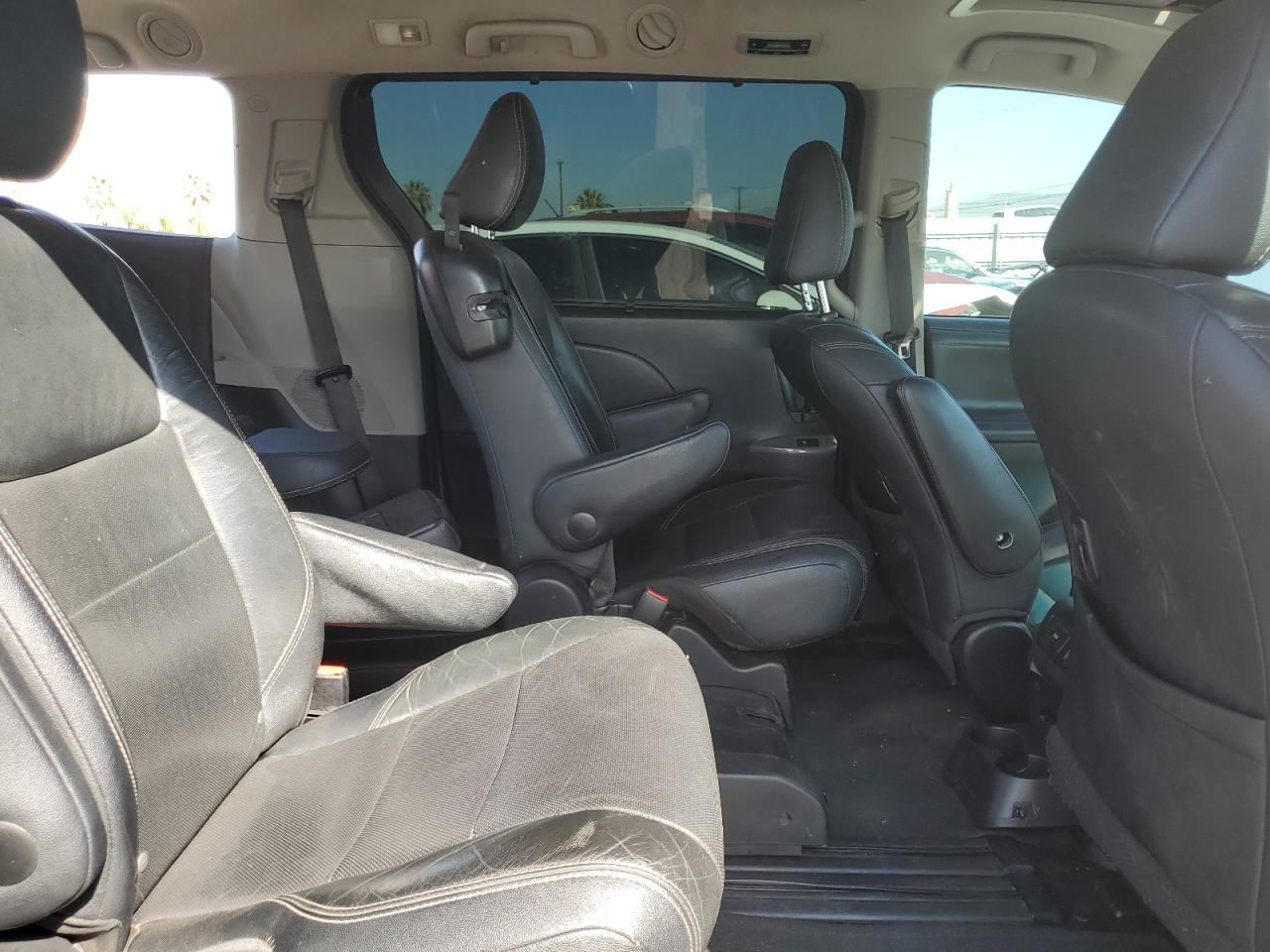 2016 TOYOTA SIENNA